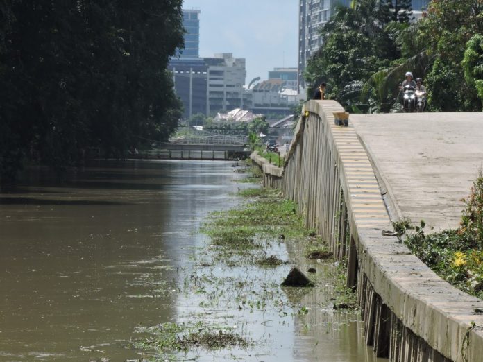 Mobil Pengangkut Puing Tenggelam di Sungai Kalimalang — SERUJI Metropolitan